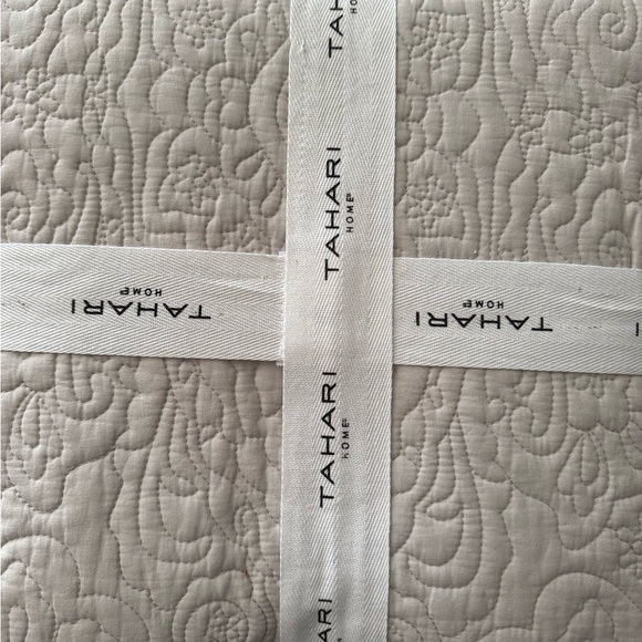 🎉LAST PIECE🎉TAHARI HOME Embroidered Floral Quilt Set - Picture 7 of 8